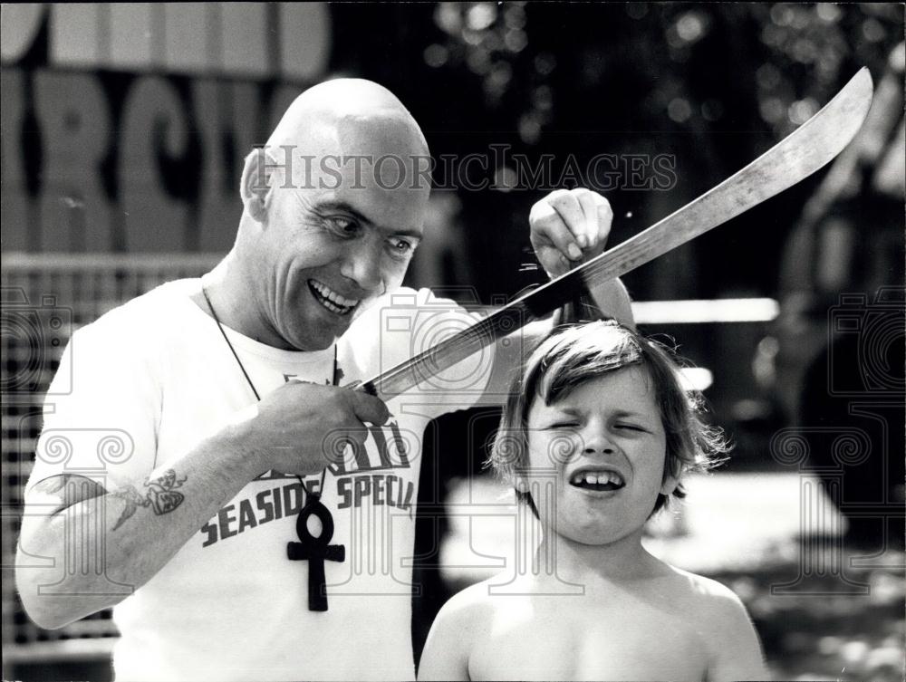 Press Photo Dad Cutting Hair - Historic Images