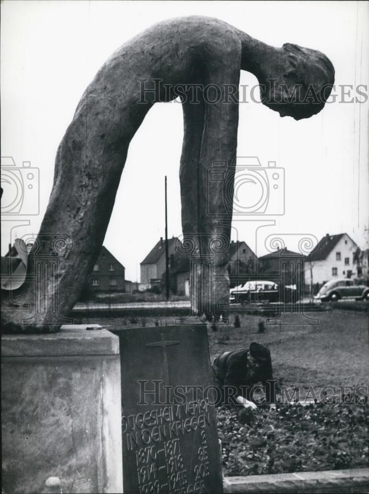 1959 Press Photo A special kind of memorialwas created by sculptor Knud Knudsen - Historic Images