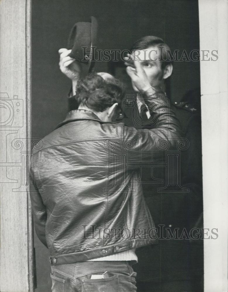 1973 Press Photo Bow Street Court Pat Downs After Bomb Conspiracy - Historic Images