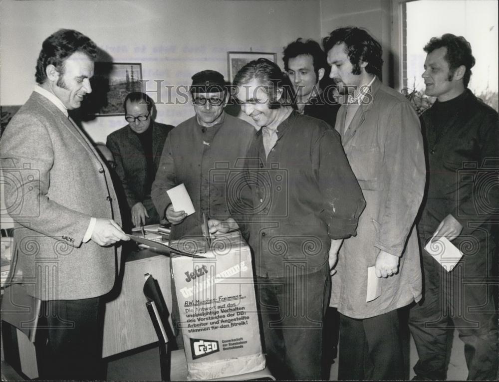 1974 Press Photo Munich Railroad workers casting votes in Strike Ballot - Historic Images