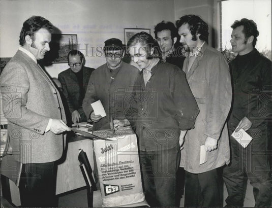 1974 Press Photo Munich Railroad workers casting votes in Strike Ballot - Historic Images