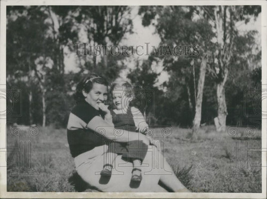 Press Photo Mrs. Szewszik Nee Mueller With Daughter Fatally Ill - Historic Images