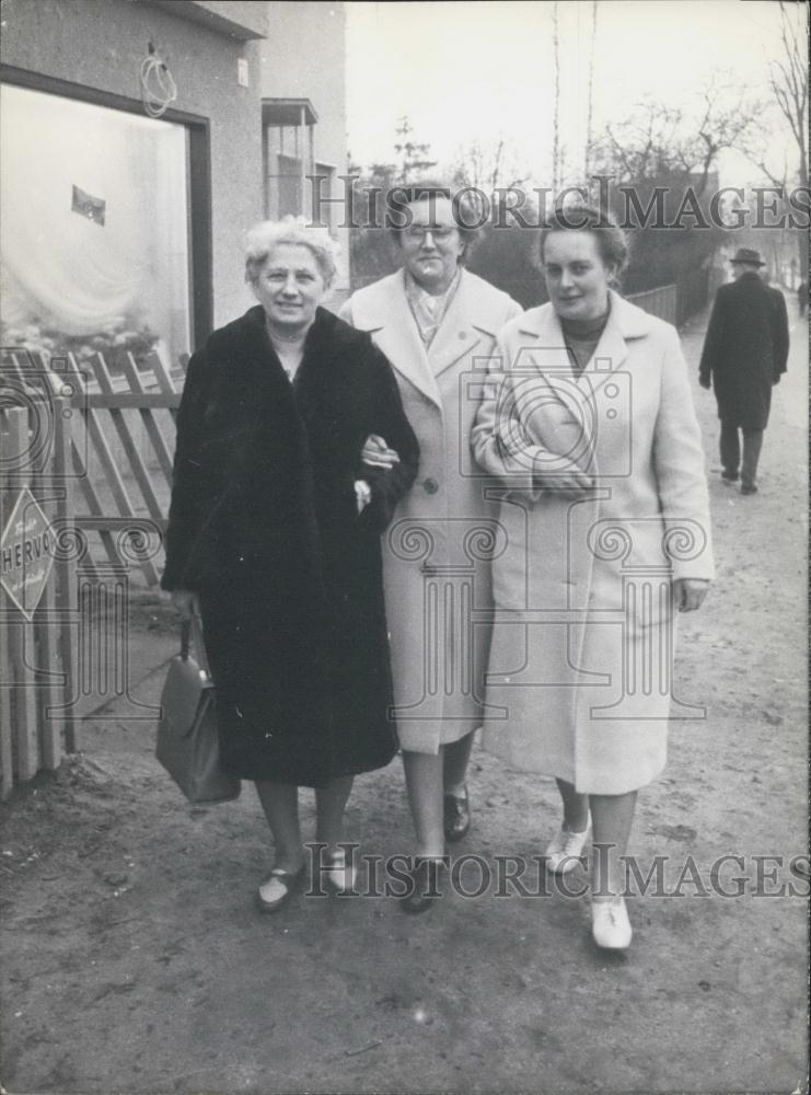 1963 Press Photo Refugee women in West Berlin - Historic Images