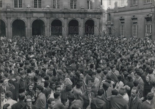 1961 Press Photo Students Meeting at Sorbonne University During the One-Hour Pro - Historic Images