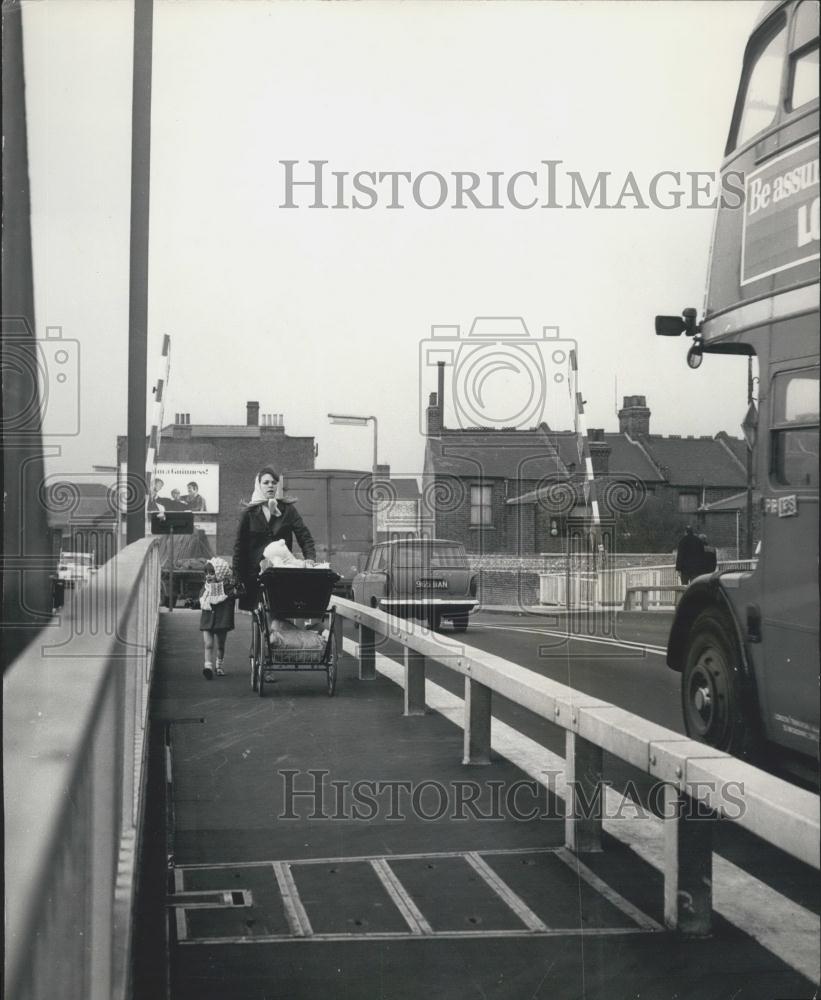 1970 Press Photo Bridge to Isle of Dogs - Historic Images