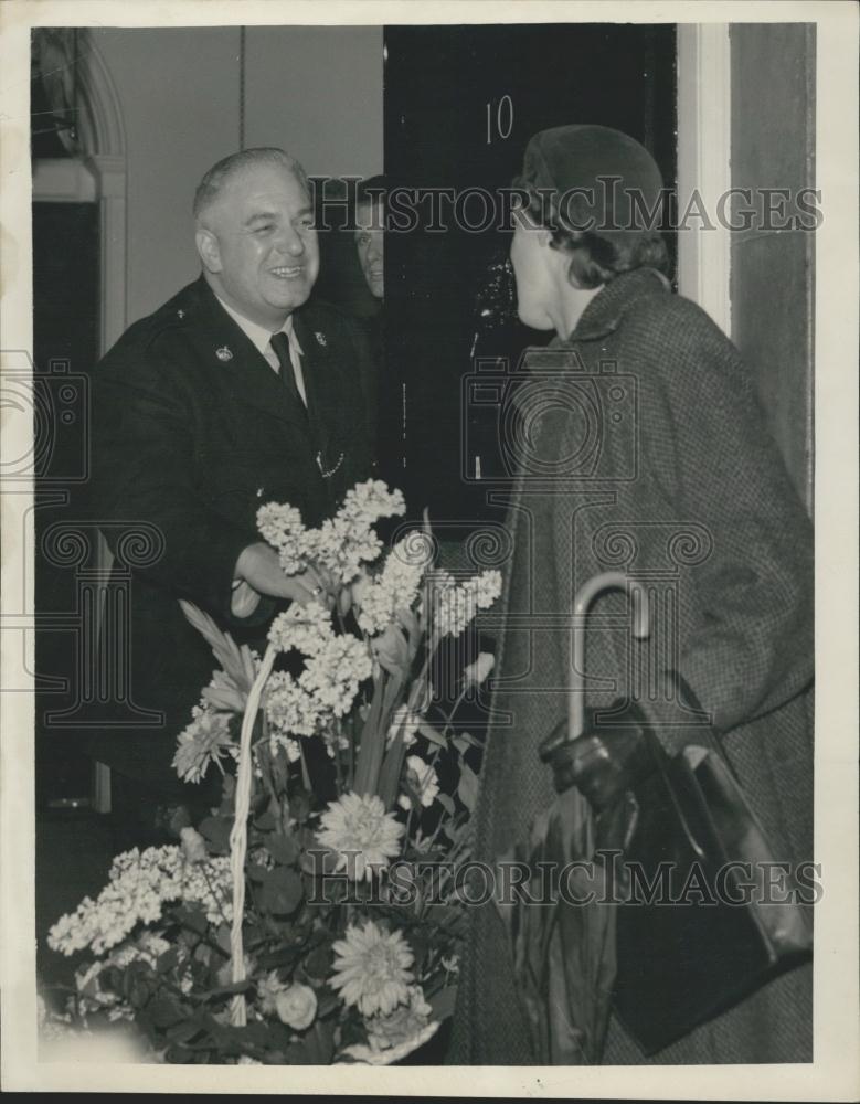 1954 Press Photo Lord Woolton Sending Flowers To Winston Churchill For His 80th - Historic Images