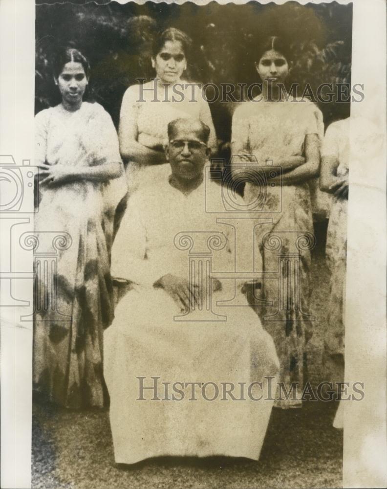 1970 Press Photo Father Cyriac Puthenpura With Girls Sent To European Convents - Historic Images