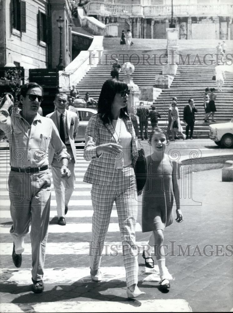1966 Press Photo Italian screen star Elsa Martinelli &amp; her family - Historic Images