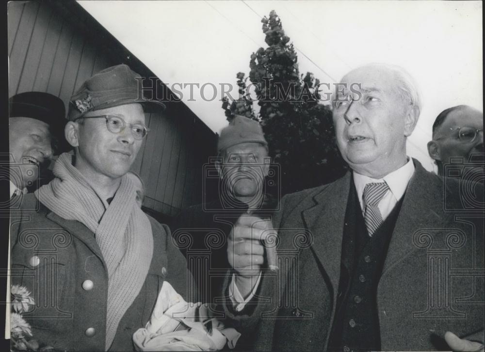 1955 Press Photo Federal President Prof. Heuss Visits Freidland Returnee-Camp - Historic Images