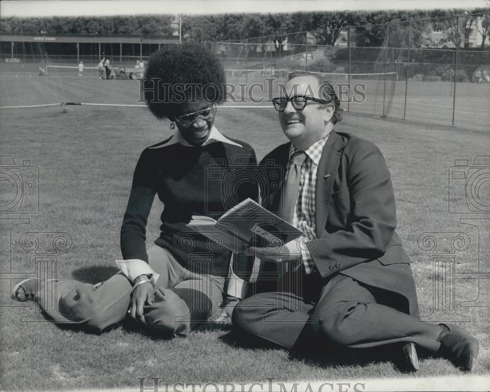 1977 Press Photo Clive Jenkins, Miss Allyson Lewis, Computers and Unions - Historic Images