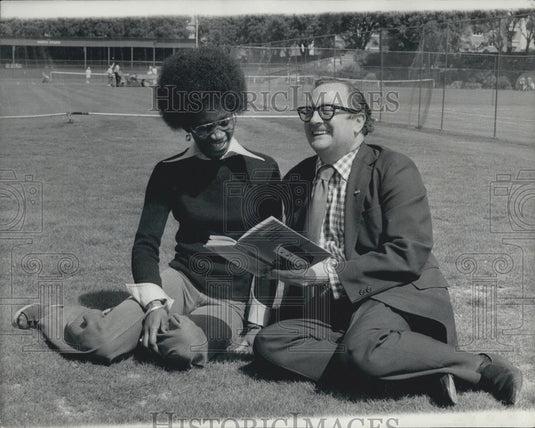 1977 Press Photo Clive Jenkins, Miss Allyson Lewis, Computers and Unions - Historic Images