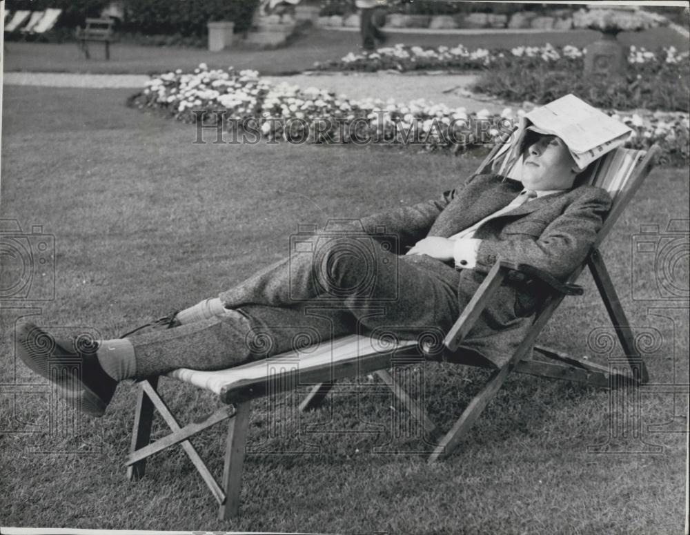 1959 Press Photo Musical Playwright John Osborne Laying In Sun Bournemouth - Historic Images