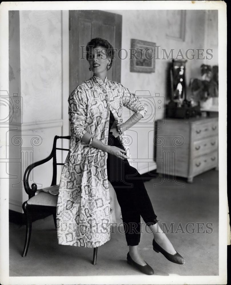 Press Photo Quilted Silk Print Brunch Coat - Historic Images