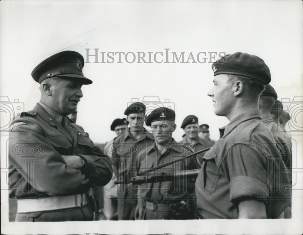 1956 Press Photo General Stockwell, talks to Gunner Douglas Griggs, - Historic Images