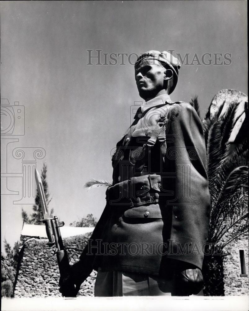 Press Photo Ethiopian Sentry Outside Royal Palace Former Capital Gondar - Historic Images