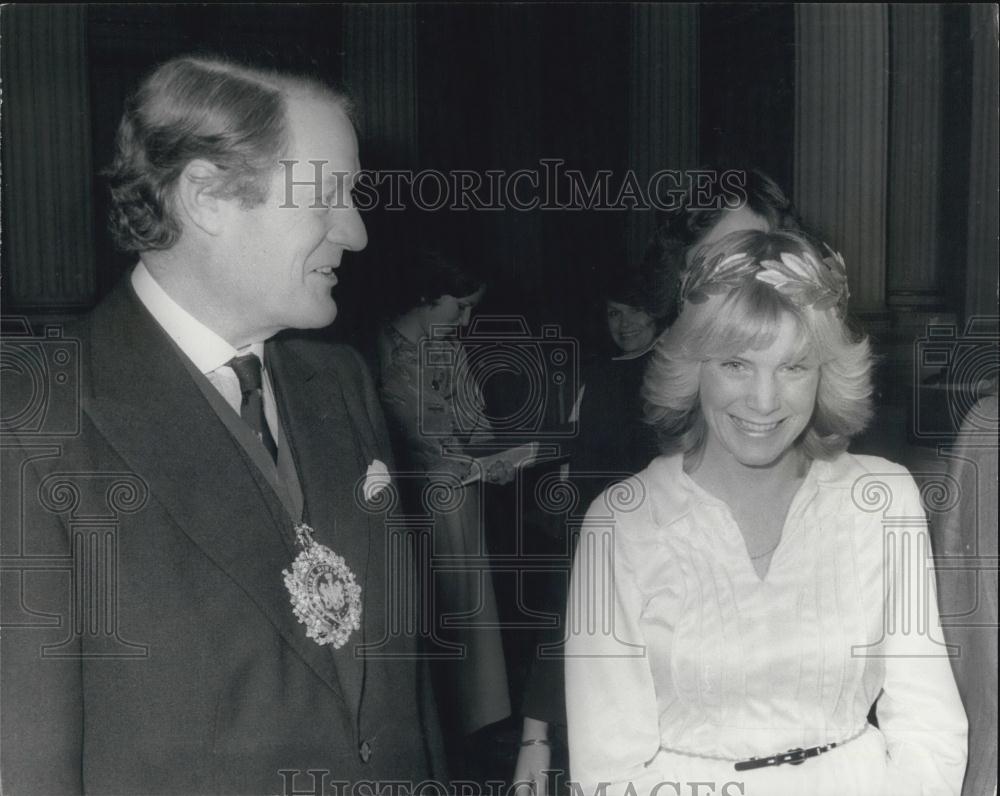 1978 Press Photo Kathy Miller from Arizona Recives the valour in sport award - Historic Images