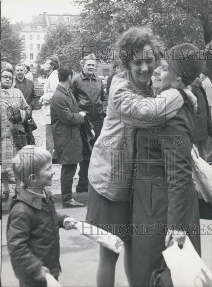 1972 Press Photo West Berliners Allowed To Visit Relatives East Germany DDR - Historic Images