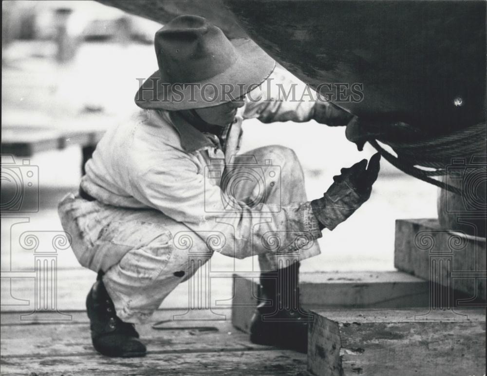 1976 Press Photo Newcastle, Australia State Dockyard Worker - Historic Images