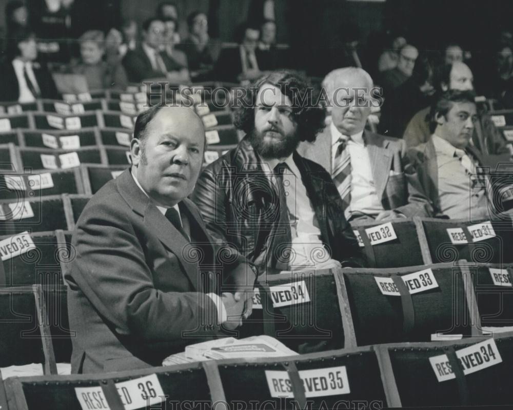 1976 Press Photo Mr.Reg Prentice sits among delegates, listening to the speake - Historic Images