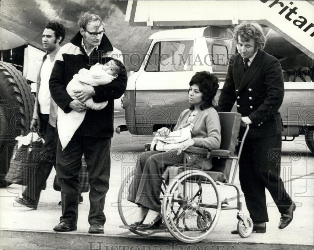 1971 Press Photo Evacuees From West Pakistan Arrive At Luton - Historic Images