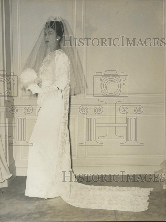 1960 Press Photo La Colombe Rhodia Satin Lace Wedding Dress By Pierre Billet - Historic Images