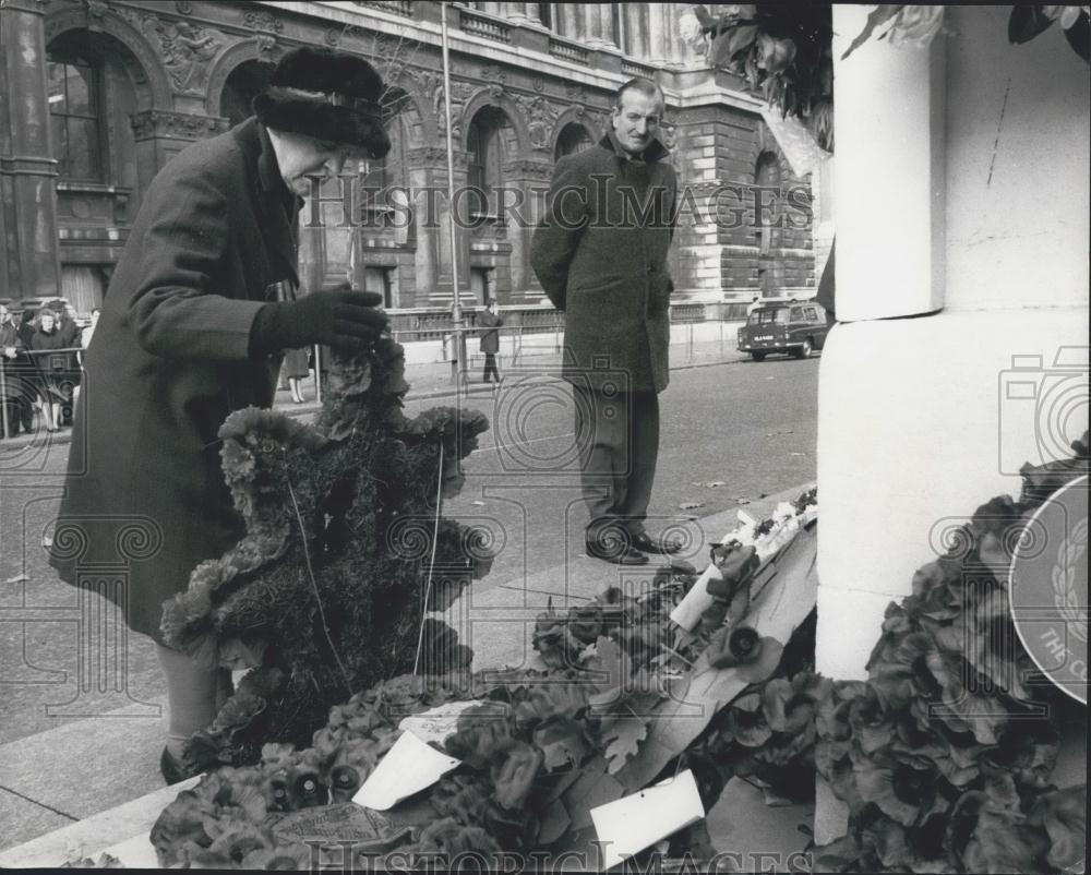 1970 Press Photo Cenotaph Wreath Placed By Widow Mrs Fred Kemp In Whitehall - Historic Images