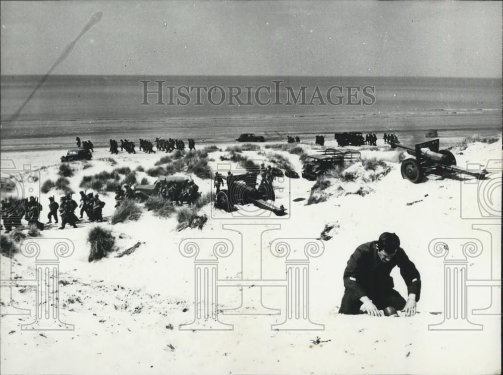 1964 Press Photo Jean-Paul Belmondo Actor Beach Scene Week-End In Zuydcoote Film - Historic Images