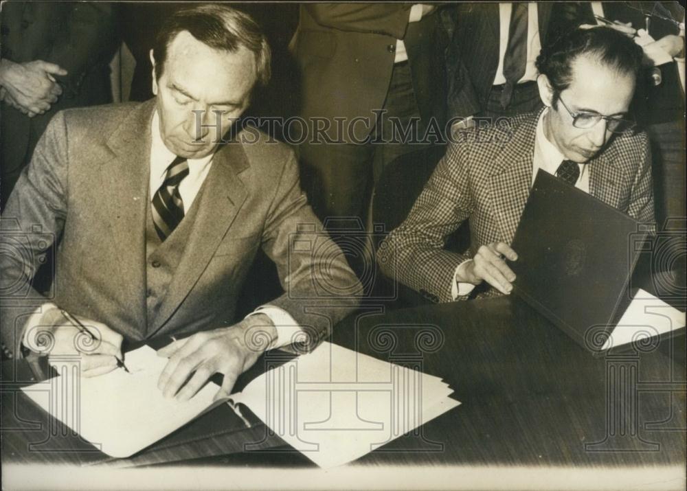 1981 Press Photo of Warren Christopher and Mohamed Benyahia at Algiers Accords - Historic Images