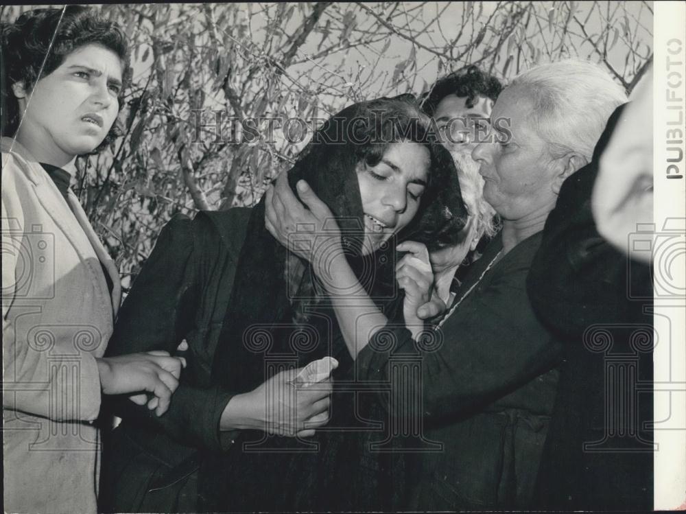 Press Photo Italian Woman Mourning After Losing Her Entire Family-Milan - Historic Images