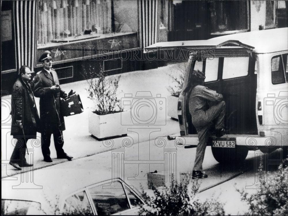 1971 Press Photo Kurt Vicenik Armed Robbery Cologne Hostage Police Officer Kraus - Historic Images