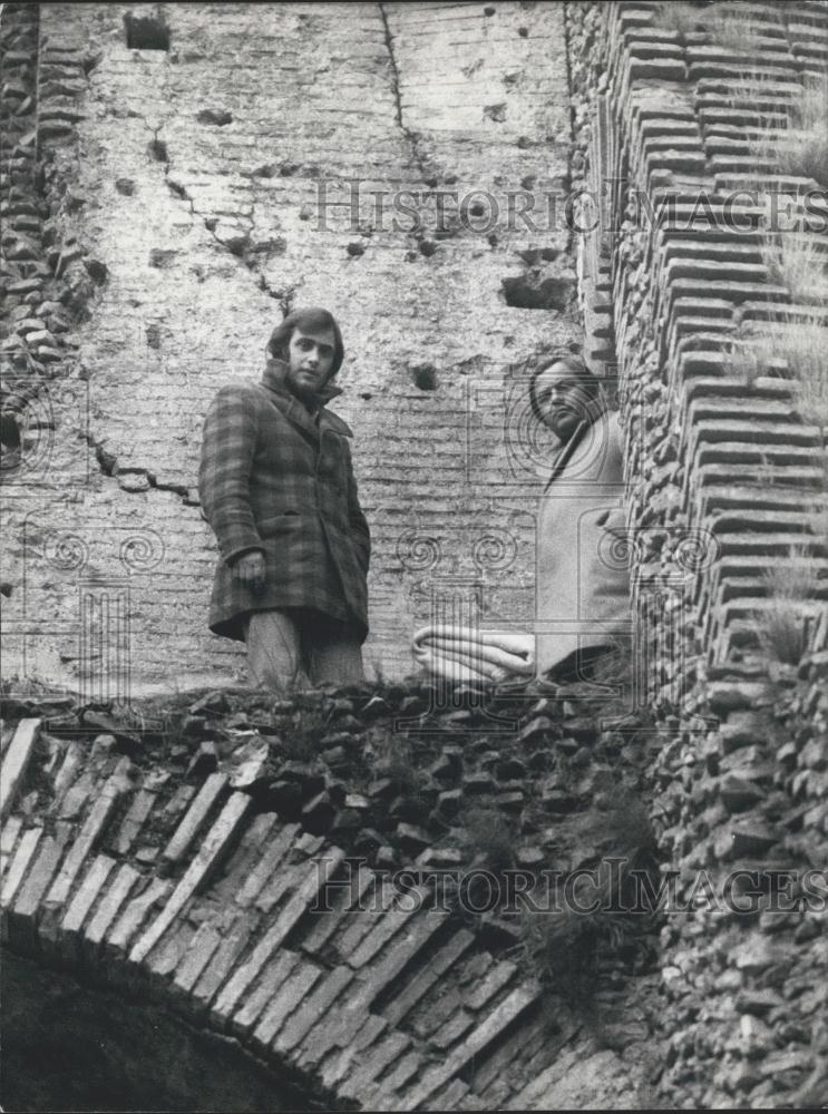 Press Photo Dante Ottaviani and Sabbato Panico On Colosseum Walls Protesting - Historic Images