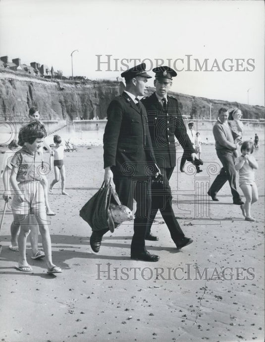 Press Photo Inspector Hutter carries the latest baby seal rescued - Historic Images