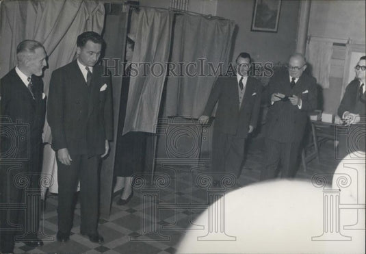 Press Photo President Auriol Votes Near Elysee Palace France - Historic Images