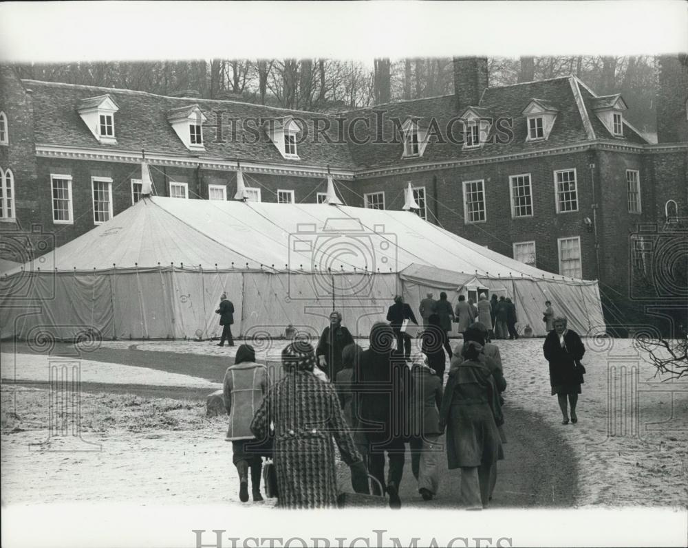 1976 Press Photo Stoner Park Oxfordshire Goods Chattels Auction Tent - Historic Images