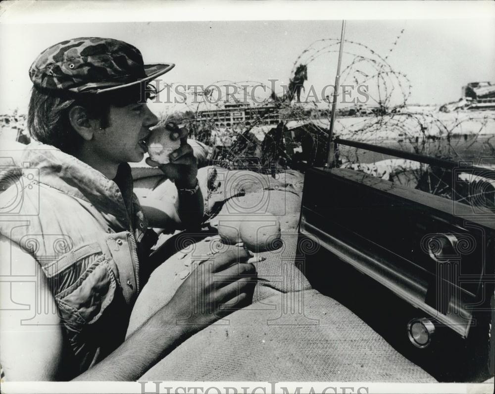 1970 Press Photo Israel Soldier During Quiet Time In The Cease Fire - Historic Images