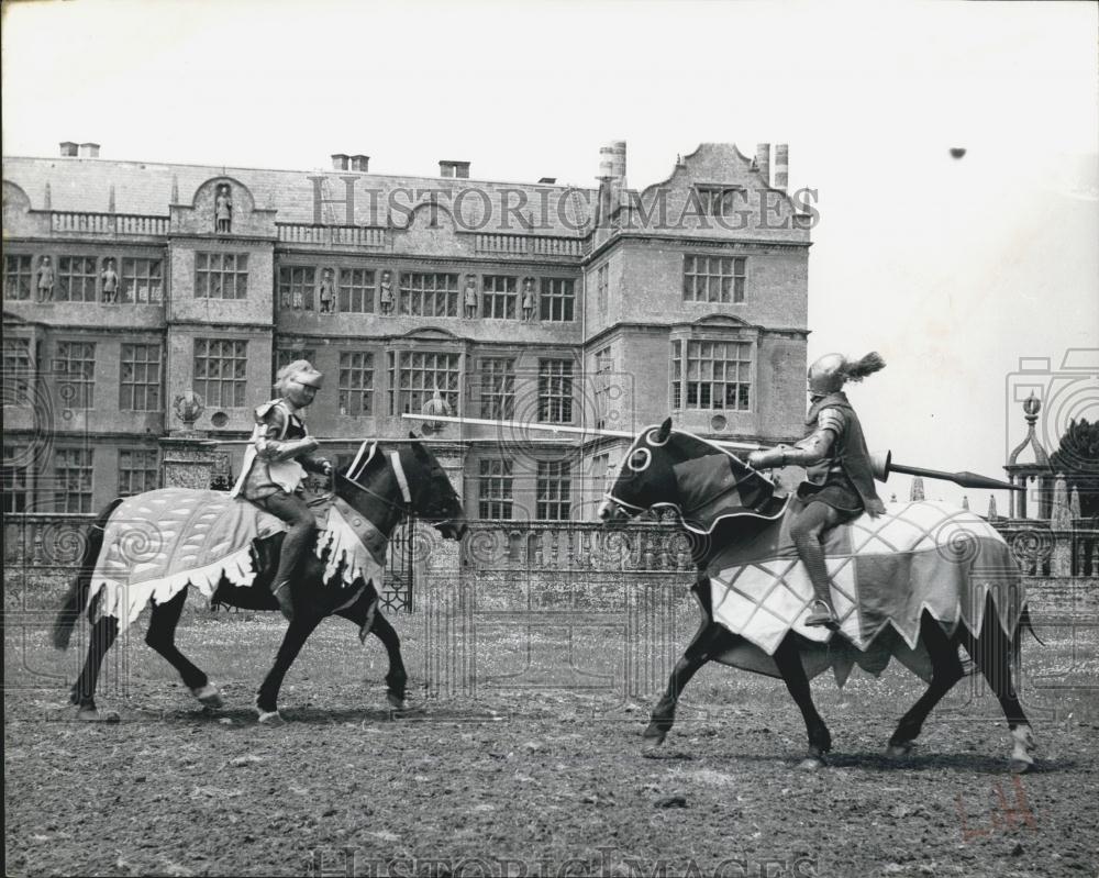 1964 Press Photo Jousting - Down in Somerset. Battle - Historic Images