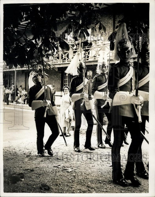 1955 Press Photo Life Guardsmen, Cavalry Drill, Barrack Square - Historic Images