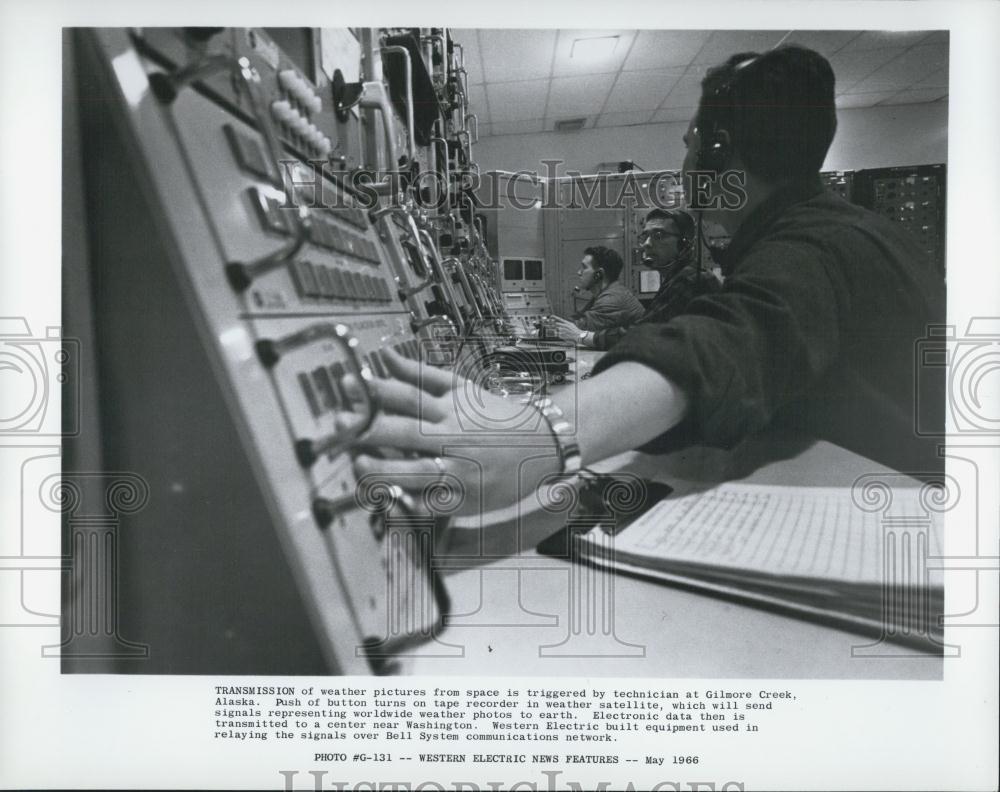 1966 Press Photo Technician Begins Transmission Of Weather Pictures From Space - Historic Images