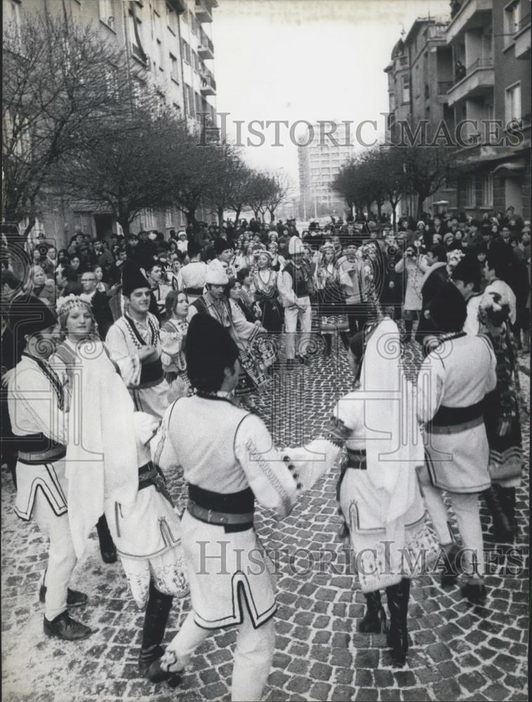 1974 Press Photo Folk Dances Outside The Polling Station In Sofia, Bulgaria - Historic Images