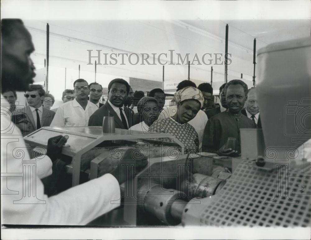 1966 Press Photo President Nyerere Inspects German Stand At National Festival - Historic Images