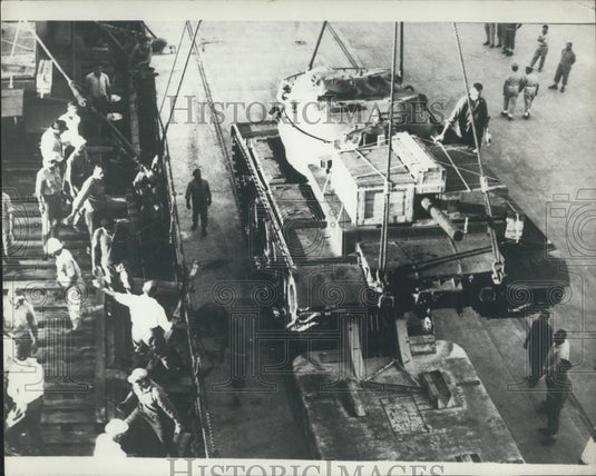 1969 Press Photo King Hussein Of Jordan Supervises Unloading Consignment Tanks - Historic Images