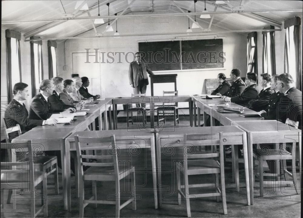 Press Photo Deputy Inspector General Colonial Police Giving Lecture Police - Historic Images