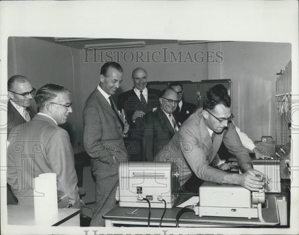 1960 Press Photo Dr Siegfried Balks Visiting Atomic Energy Establishment - Historic Images