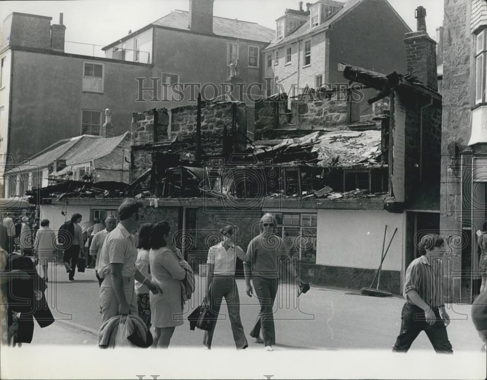 1970 Press Photo Fire, St. Ives, Cornwall, England - Historic Images