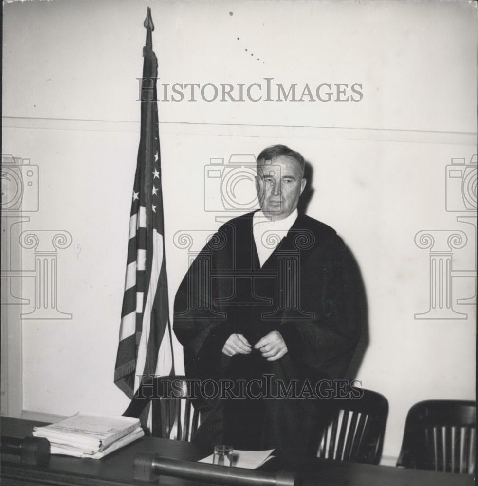 Press Photo Sigmund Freud barbed Montgomery Cliff; arrived at Vienna - Historic Images