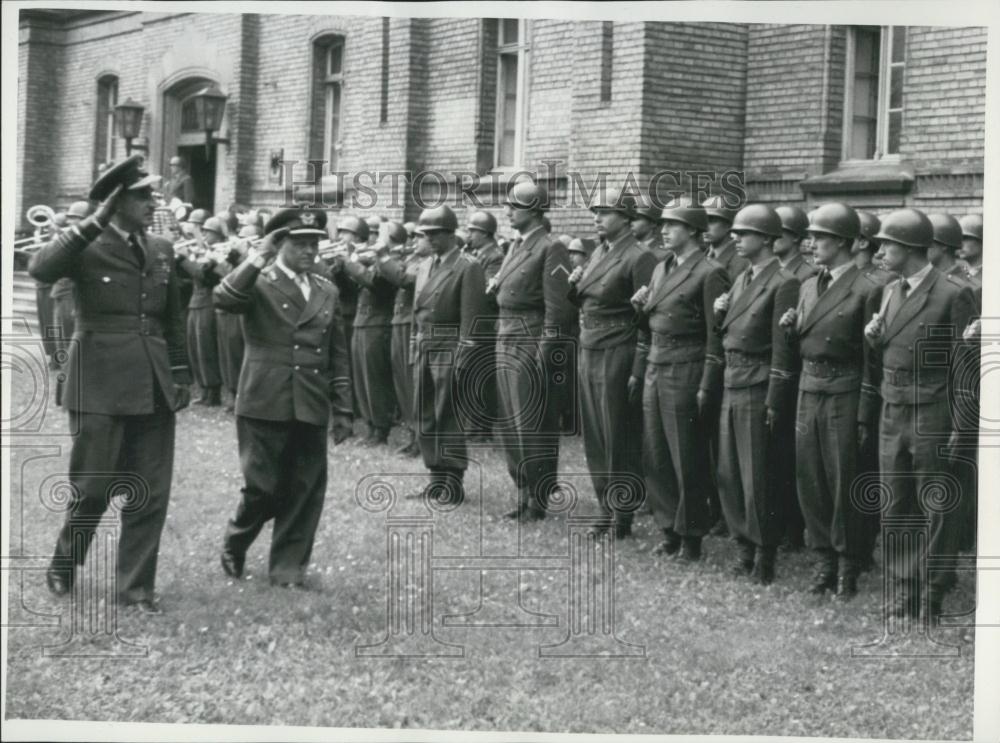 Press Photo British Air-Marshall Sir Mills ( NATO ) visit Bonn - Historic Images