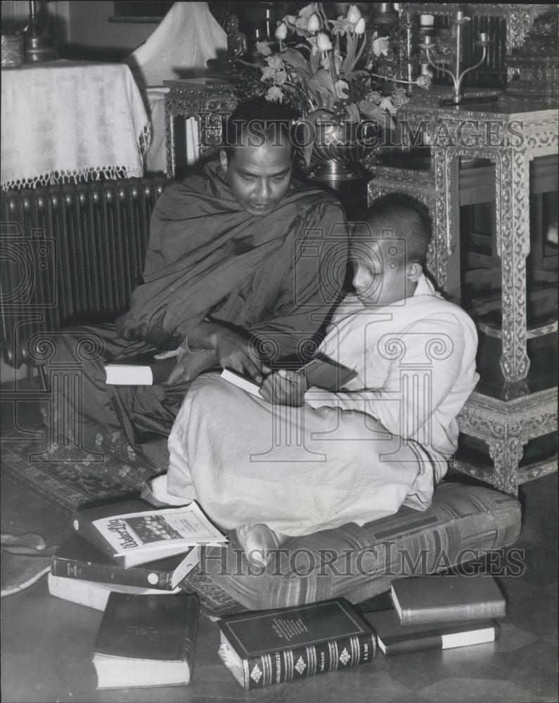 1976 Press Photo Youngest Priest London Buddhist Rev. K. Dhammaratana Studying - Historic Images