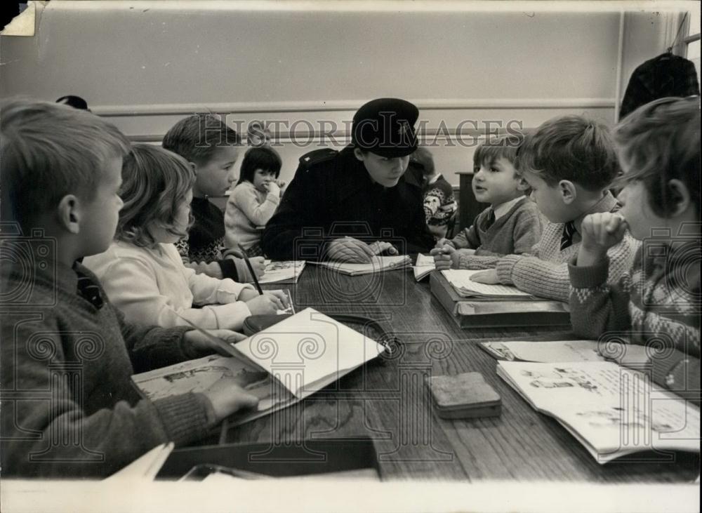 1966 Press Photo Policewomen Brenda Hunt &amp; schoolkids - Historic Images