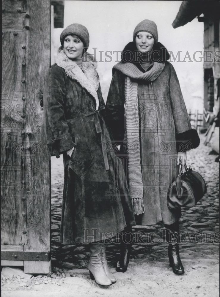 Press Photo grey coat of pigskin-velours with a rabbit skin collar - Historic Images