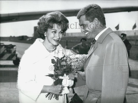1959 Press Photo Linda Christian Actress Helmut Schmidt Actor Munich Airport - Historic Images